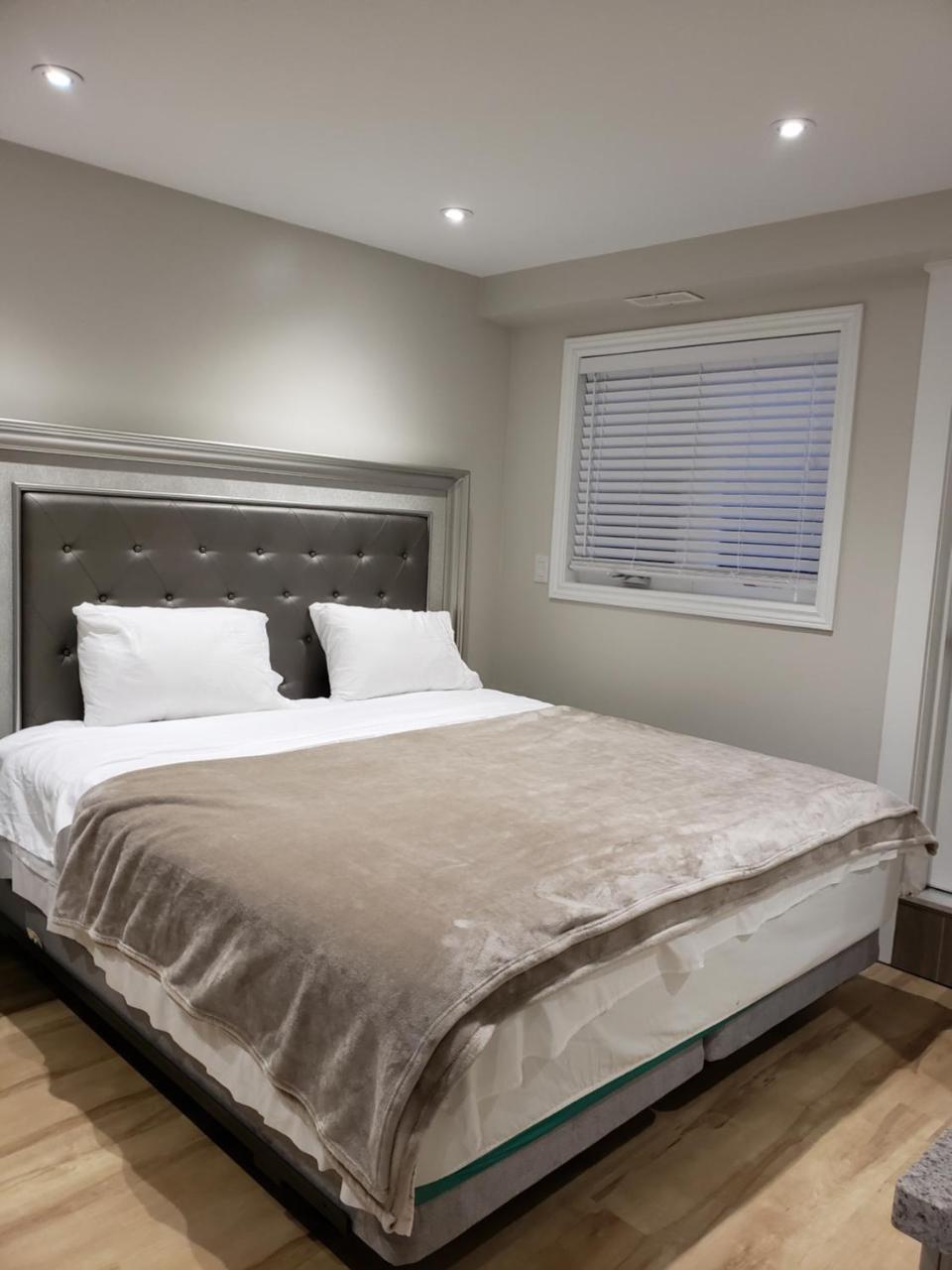 Toronto Rooms And Suites Exteriör bild